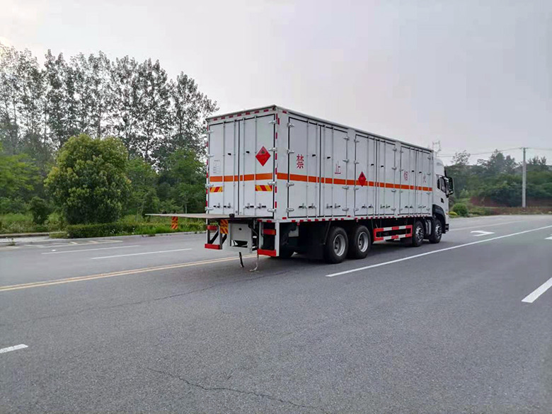 東風天龍前四後八易燃液體廂式運輸車
